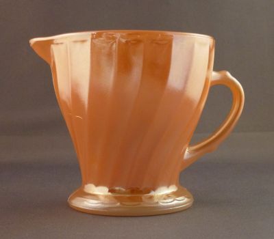 Anchor Hocking Fire-King Shell
Peach lustre. Creamer
Keywords: pressed;sold;table