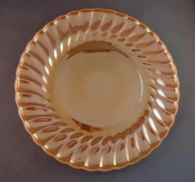 Anchor Hocking Fire-King Shell
Peach lustre. Dinner plate 10-in.
Keywords: sold;pressed;table