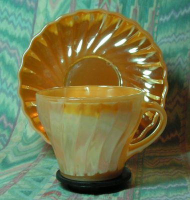 Anchor Hocking Fire-King Shell
Peach lustre. Cup and saucer
Keywords: sold;pressed;table