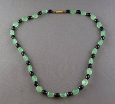 Uranium and black glass beads
Restrung on wire. Vintage beads
Keywords: uranium