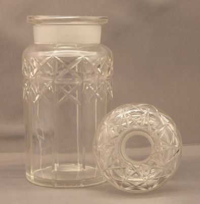 Cut-glass pickle with castor and drip catcher
Cut stopper, polished base to bottle
Keywords: blown;table