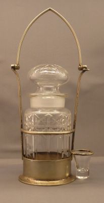 Cut-glass pickle with castor and drip catcher
EPNS castor with folding handle
Keywords: blown;table