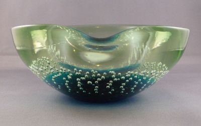 Murano bullicante ashtray
Galliano Ferro Controlled bubble swirls. Uranium and blue
Keywords: blown;murano;ash