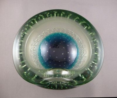 Galliano Ferro Murano bullicante ashtray, uranium and blue
Green uranium with blue. Controlled bubble
Keywords: blown;murano;ash
