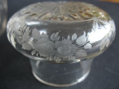 Engraved pickle jar
Roses round the lid
Keywords: sold;blown;table