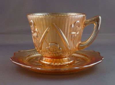 Jeannette Glass Iris and Herringbone, iridescent
Cup and saucer
Keywords: pressed;carnival;table