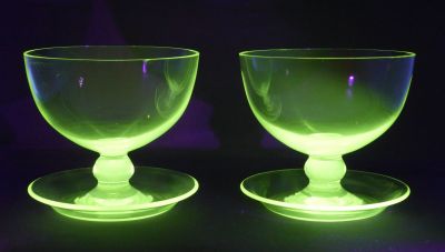Grapefruit dish B
Light green uranium glass. Rounded saucer. Under UV
Keywords: blown;table