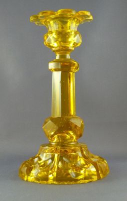 Molineaux Webb Regina 493 candlestick
Mid 1800s. Canary flint. Made in two parts with a wafer between top and bottom
Keywords: pressed;british;candle