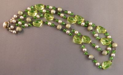 Uranium and faux pearl double strand necklace
White and green (degraded) faux pearls
Keywords: uranium