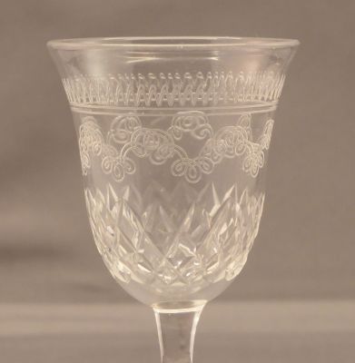 Plate-etched and cut liqueur glass
Etched and cut design
Keywords: barware;blown;table;sold
