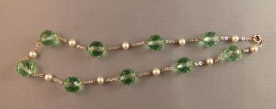 Green uranium with pearl beads
Multifacetted
Keywords: uranium