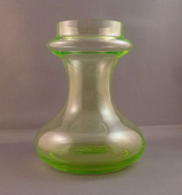 Uranium Tye-shape hyacinth vase
Early 20th C
Keywords: blown;uranium;vase