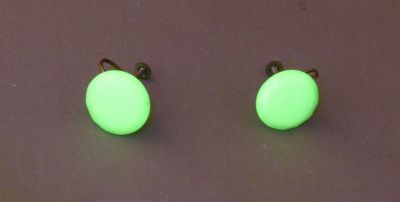 Czech cut uranium glass earrings
Under UV
Keywords: uranium;cut;czech
