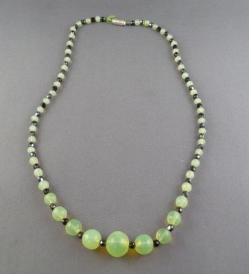 Opal uranium and "hematite" beads
Vintage beads. Restrung
Keywords: uranium