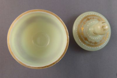 Opalescent pot with lid small
Worn gilding
Keywords: blown;enamelgilt