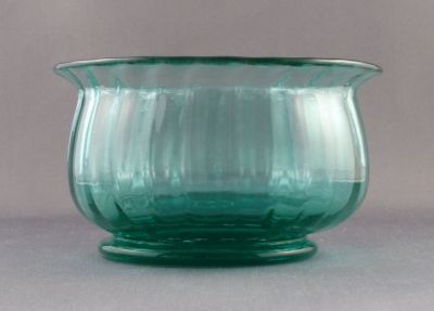 Blue uranium optic-ribbed sugar bowl
Polished pontil mark. Slightly crude construction. Lead crystal
Keywords: blown;table