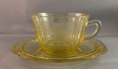 Federal Glass Madrid cup and saucer, amber
Keywords: table;sold;american