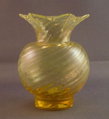 Webb posy, amber uranium swirl
Note the foot, as on the lemonescent posy
Keywords: british;blown;vase