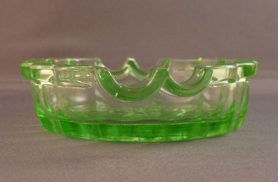 Inwald? edelweiss uranium glass ashtray
Two sizes of rest: one for cigarettes; one for cigars
Keywords: ash;czech