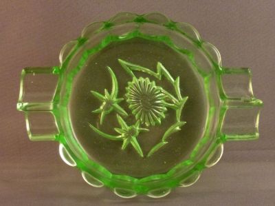 Inwald? edelweiss uranium glass ashtray
Two sizes of rest: one for cigarettes; one for cigars
Keywords: ash;czech
