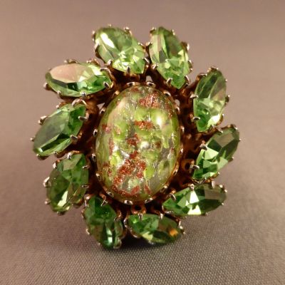 Brooch with cabochon converted to a ring
Uranium outer stones, green and aventurine cabochon
Keywords: uranium