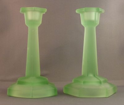 Bagley Whitby dressing table candlesticks
3002
Keywords: bathbed;british;candle;pressed