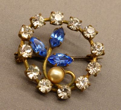 Brooch, blue and crystal
Faux pearl
Keywords: sold