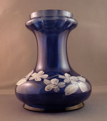 Cobalt-blue Tye-shape hyacinth vase with enamelling
Probably Bohemian
Keywords: blown;vase;czech;enamelgilt