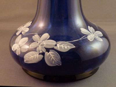 Cobalt-blue Tye-shape hyacinth vase with enamelling
Missing gilded leaves
Keywords: blown;vase;czech;enamelgilt