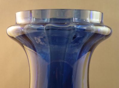 Cobalt-blue Tye-shape hyacinth vase with enamelling
Optic ribbing
Keywords: blown;vase;czech;enamelgilt