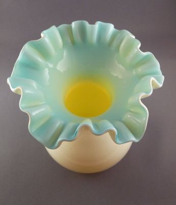 Custard glass vase, blue inner
Complex crimp
Keywords: blown;vase;sold