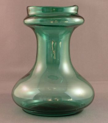 Light bottle green hyacinth vase
Irregular shaping
Keywords: blown;vase