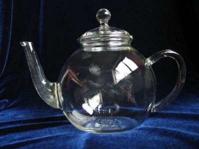 British Heat Resisting Glass Co. teapot
Scarce. Brand name Phoenix. Glass tea pots had a brief period of popularity as a result of a Lyons Tea TV advert.
Keywords: sold;blown;table