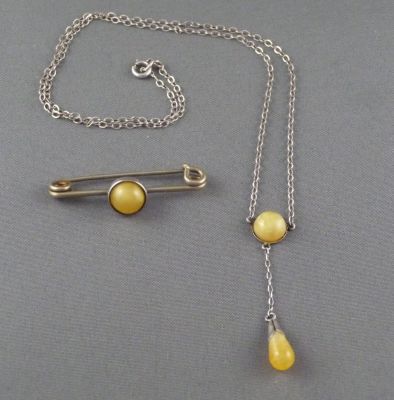 Pendant and brooch, yellow uranium stones
Keywords: uranium