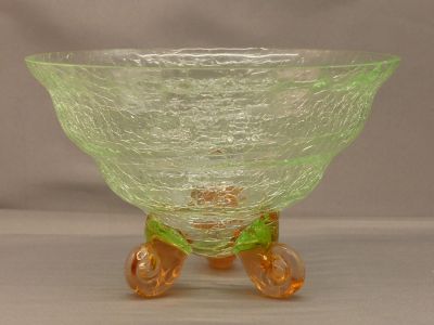 Green crackle bowl with pink feet
Curly feet
Keywords: sold