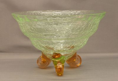 Green crackle bowl with pink feet
Likely Chinese
Keywords: sold;china;vase