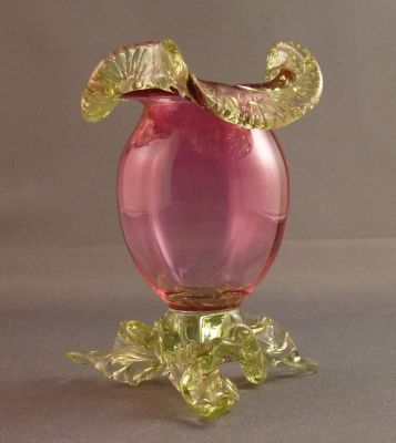 Cranberry and uranium leaf-foot "Audrey" 1
British
Keywords: blown;british;vase