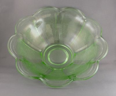 Crinkly panelled fruit bowl
Czech? Highly polished base
Keywords: czech;pressed;table