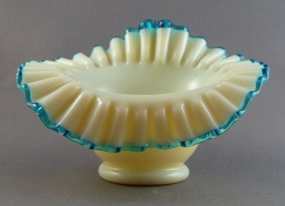 Custard glass bowl
Blue rim. Ground pontil mark
Keywords: blown;vase;sold