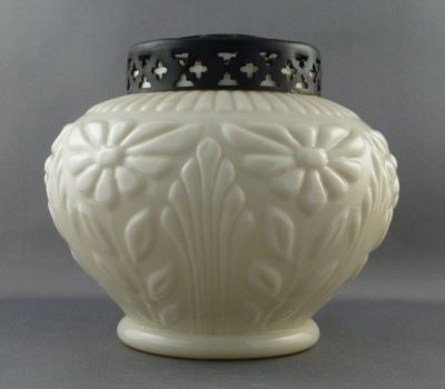 Custard glass rose bowl
Black painted grid
Keywords: blown;vase