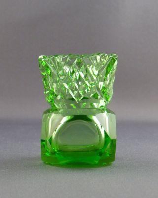 Cut glass violet vase
Flat polished base and asymmetric shape. Uranium
Keywords: blown;cut;vase
