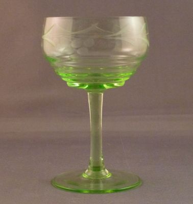 Engraved cocktail glass B
Grapes and leaves
Keywords: barware;blown