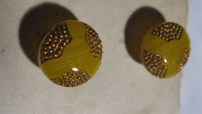 Moulded buttons
Yellow marbled glass with gilding
Keywords: sold;pressed;enamelgilt;odd