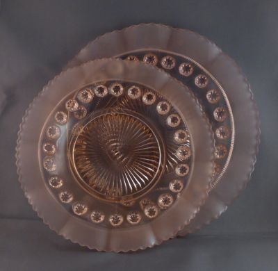 Davidson 269 cake plate, pink
Two-tier, no metalwork
Keywords: dessert;pressed;sold;table