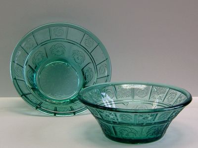 Jeannette Doric and Pansy berry bowls
Ultramarine aka teal. Contains uranium
Keywords: uranium;sold;pressed;table