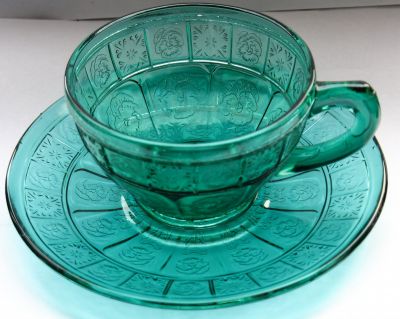 Jeannette Doric and Pansy cup and saucer
Ultramarine aka teal. Contains uranium
Keywords: uranium;pressed;sold;table