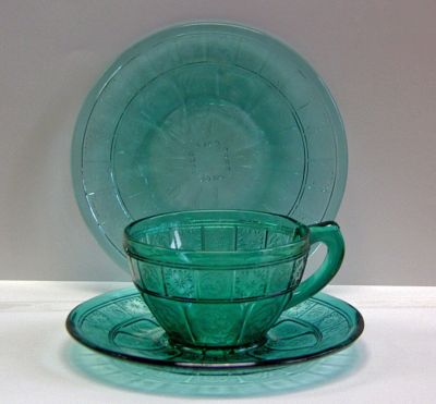 Jeannette Doric and Pansy trio
Ultramarine aka teal. Contains uranium
Keywords: uranium;sold;pressed;table