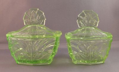 Walther? Acanthus dressing table set pots
Keywords: bathbed;pressed;sold;german