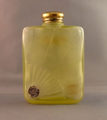 Dubarry Perfumery talcum powder bottle
Back. Dubarry, 81 Brompton Road London
Keywords: blown;bathbed