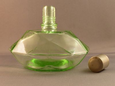 Dubarry perfume bottle
Lost of plating on stopper
Keywords: bottle;blown;czech